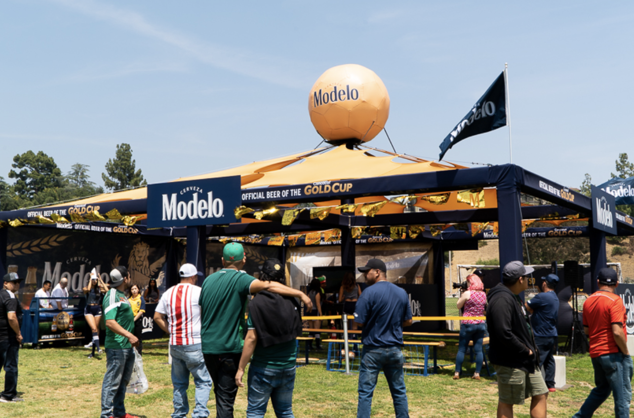 Modelo Gold Cup Tent with people enjoying the look